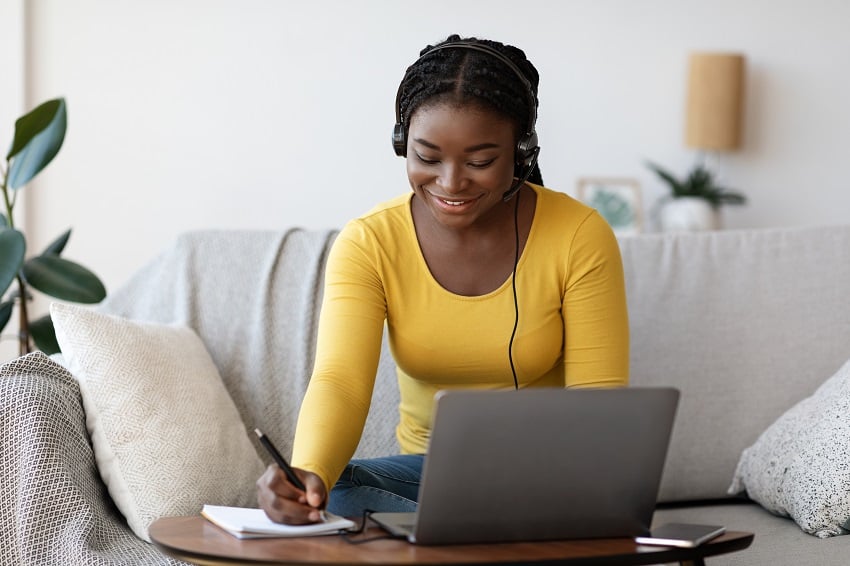 online-education-smiling-black-woman-in-headset-s-2022-12-16-07-55-20-utc